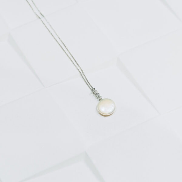 Collier perle baroque et brillants en or blanc – Image 2