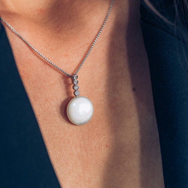 Collier perle baroque et brillants en or blanc – Image 3