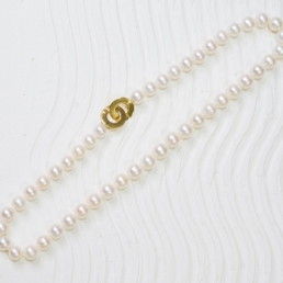 Collier de perles blanches