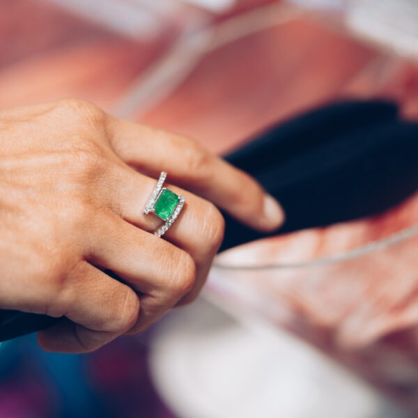Bague "Infini" émeraude – Image 3
