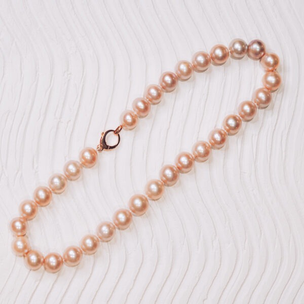 Collier de perles roses