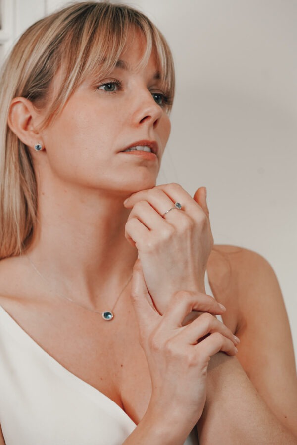 Boucles d'oreilles "Les entourées" topaze blue London – Image 3